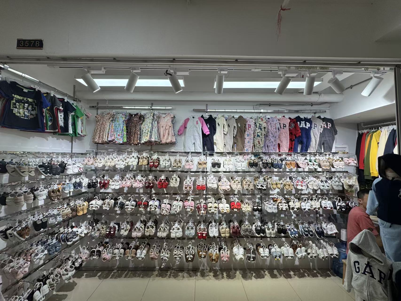 B座3楼357 漂亮宝贝童装外贸批发店