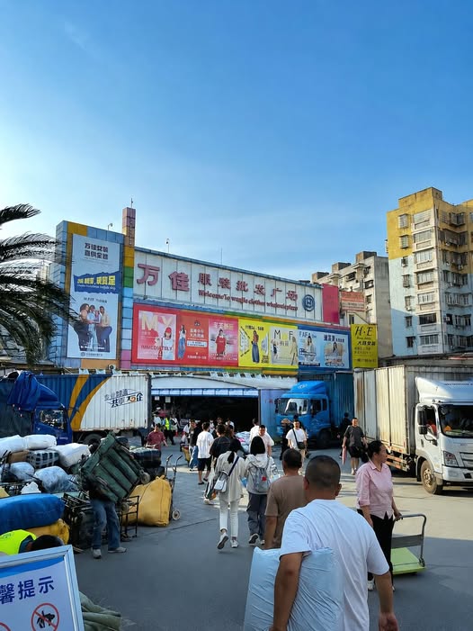 CHỢ VẠN GIAI: NƠI KHÔNG BÁN QUẦN ÁO, MÀ BÁN "TỐC ĐỘ" VÀ "DỮ LIỆU SỐNG" CỦA CHUỖI CUNG ỨNG